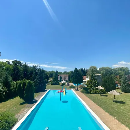 Tilumina Vendeghazak -timea Vendeghaz Holiday home *