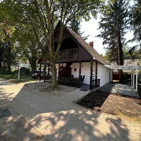 Tilumina Vendeghazak -timea Vendeghaz Holiday home *